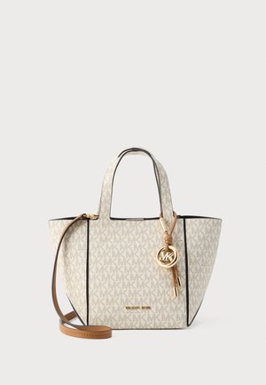 Bež platnena torba z zlatimi okovji, s teksturiranim vzorcem logotipa, snemljivim trakom in kratkimi ročaji. Okrasek z zlatim logotipom.