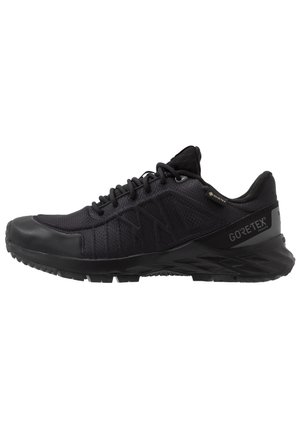 Zapatilla de running negra con parte superior sintética texturizada, puntera reforzada y suela de goma con patrón, con detalles de Gore-Tex para resistencia al agua.