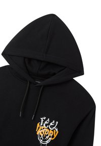 Czarna bluza z kapturem z grafiką na przodzie, na której znajduje się tekst „Feel Happy” w białym i pomarańczowym kolorze. Miękka tekstura i sznurki do regulacji obecne.