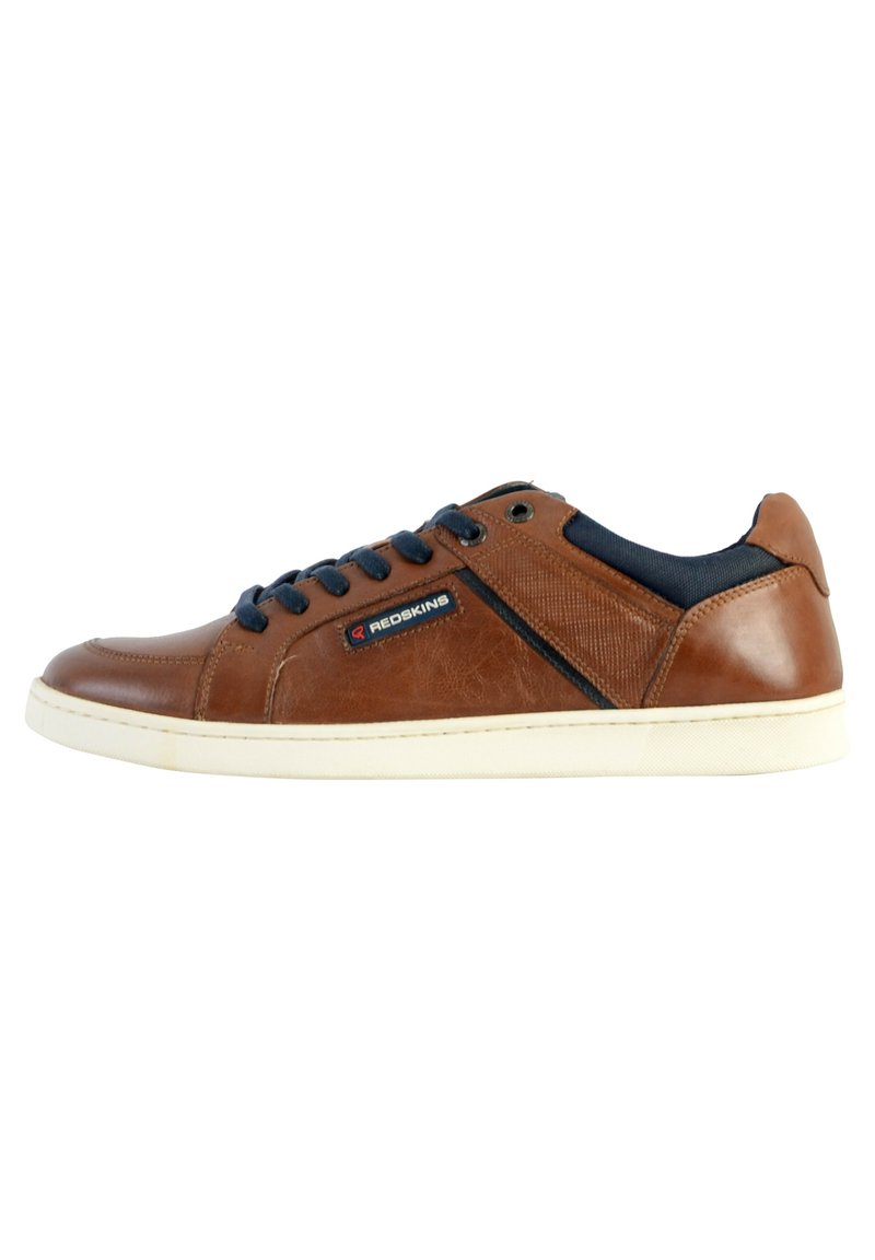 Sneaker in pelle marrone con accenti blu navy, suola in gomma bianca, pannello laterale testurizzato e occhielli neri. Design con lacci e logo sul lato.