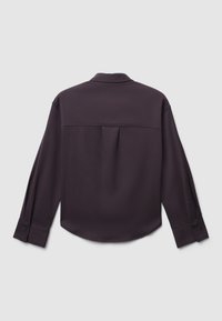 Vue arrière d'une chemise à manches longues de couleur violet foncé. Elle présente un col, un pli central et des poignets boutonnés. Tissu lisse et léger.