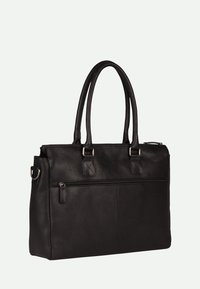 Bolso tote de cuero negro con dos asas superiores, bolsillo con cremallera en la parte frontal y acabado texturizado. Presenta acentos de hardware plateado y una forma estructurada.