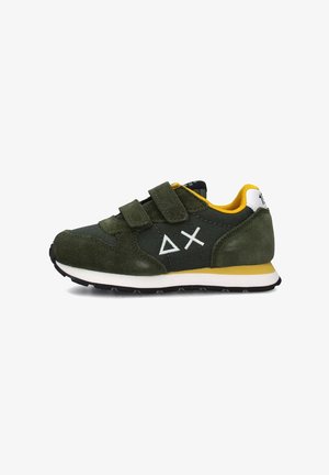 Scarpa sportiva verde realizzata in materiali scamosciati e in rete, con cinturini in velcro, interno giallo, dettagli bianchi e suola nera con battistrada.