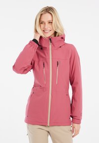 Rosa wasserdichte Jacke mit einer angepassten Kapuze, vorderem Reißverschluss und mehreren Taschen. Mit schwarzen Akzenten und perforierten Details an der Kapuze.
