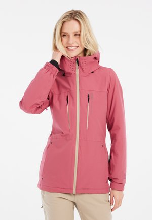 Giacca impermeabile rosa con cappuccio aderente, chiusura frontale a zip e multiple tasche. Presenta dettagli neri e forature sul cappuccio.