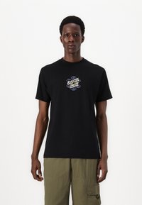 Tricou negru din bumbac, cu un grafic central "Santa Cruz" brodat în mai multe culori, mâneci scurte și un gât drept.