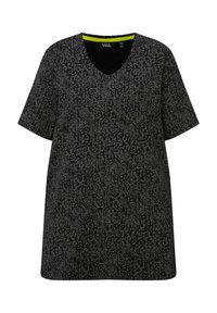 Camiseta negra de manga corta y escote en V con un patrón floral texturizado en tonos grises variados. Presenta un ribete en el cuello de color verde contrastante.