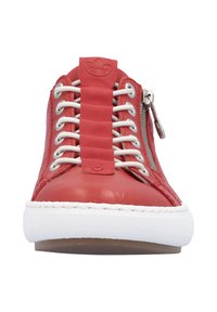 Baskets en cuir rouge avec une tige texturée, des lacets élastiques, une fermeture éclair latérale et une semelle en caoutchouc blanche. Présente un patch logo sur la languette.