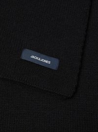Must mustriba, millel on soonestik ja sinine silt, millel on välja õmmeldud "JACK & JONES". Materjal tundub pehme ja soe.