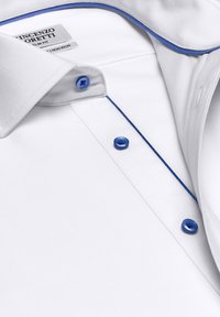 Chemise blanche ajustée avec des boutons bleus, un piping bleu le long du col, et une texture lisse. L'étiquette indique "Vincenzo Boretti."
