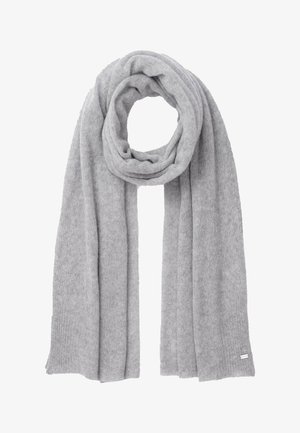 Écharpe en laine tricotée gris clair, bouclée lâchement avec de longs pans, texture douce, petite étiquette blanche rectangulaire sur le bord inférieur.