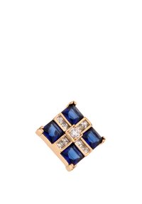 Broche de tono dorado con piedras rectangulares azules y transparentes dispuestas en forma de cruz, con una piedra redonda central.