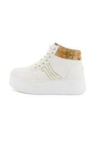 Sneaker alte bianche con un colletto stampato a mappa testurizzato e dettagli dorati sui lacci e sul lato. Presentano una robusta suola piattaforma bianca.