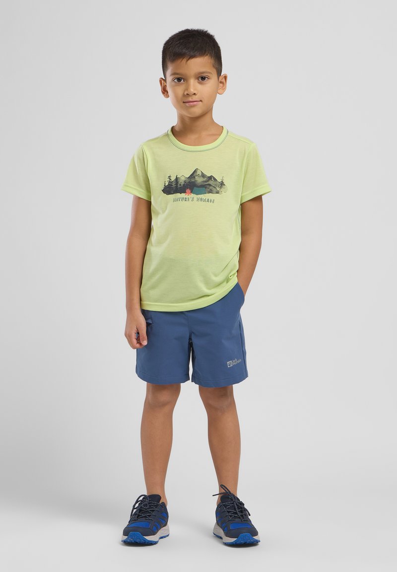 Camiseta verde claro con gráfico de montaña, combinada con pantalones cortos azules. El atuendo está diseñado para la comodidad y actividades al aire libre.