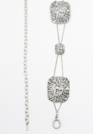 Silberne Gliederarmband mit drei strukturierten quadratischen Links und einem runden Charm, mit glänzender Oberfläche und filigranen Details.