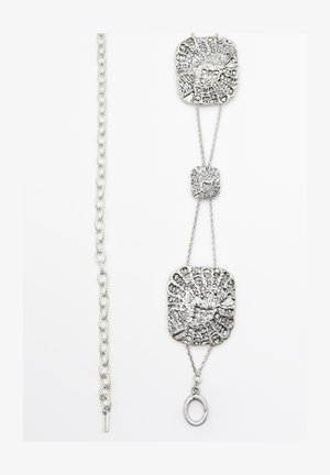 Bracelet en chaîne en argent avec trois maillons carrés texturés et un pendentif circulaire, avec une finition polie et des détails intriqués.