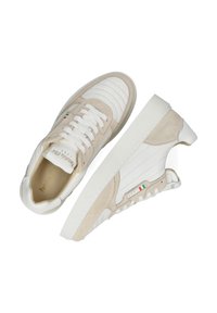 Beżowo-białe sneakersy wykonane z zamszu i skóry. Cechy to prążkowana tekstura, płaskie sznurowadła oraz mały detal flagi włoskiej.