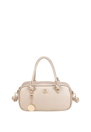Sac à main en cuir beige texturé avec deux poignées nouées, initiales du logo dorées "GR" et un pendentif rond en or attaché à une poignée.