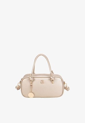 Sac à main en cuir beige texturé avec deux poignées nouées, initiales du logo dorées "GR" et un pendentif rond en or attaché à une poignée.