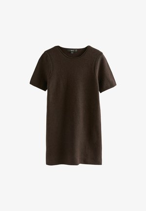 Brun kortärmad klänning av mjukt tyg med rund halsringning och en enkel, slät yta utan synliga mönster eller detaljer.