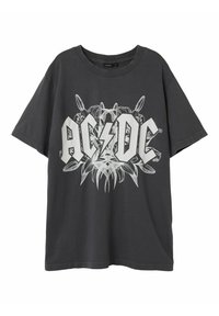 Camiseta de algod�ón gris con un gran gráfico de AC/DC en blanco, que incluye un rayo y detalles intrincados en el diseño. Mangas cortas, corte relajado.