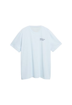 Lichtblauw T-shirt met korte mouwen en ronde hals met kleine zwarte tekst "Hommage au Surf" op de linkerborst.