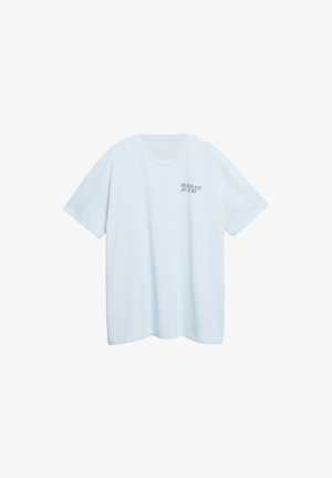 Lichtblauw T-shirt met korte mouwen en ronde hals met kleine zwarte tekst "Hommage au Surf" op de linkerborst.