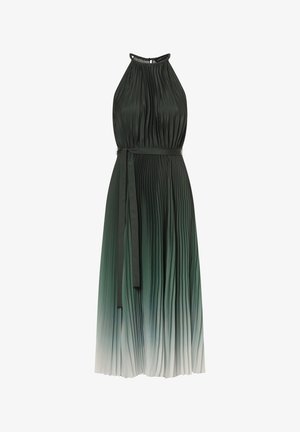Robe halter plissée en vert foncé avec un dégradé vers le vert clair à l'ourlet, dotée d'une ceinture assortie et d'une texture de tissu douce et fluide.