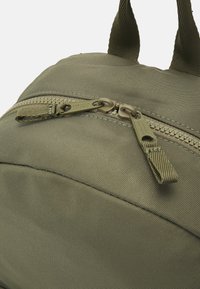 Tommy Hilfiger ESSENTIAL UNISEX - Ryggsekk - utility olive