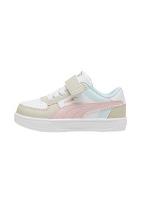 Sneakers Puma con una combinazione di colori bianco, beige e pastello, dotati di una fascia in velcro e una suola in gomma testurizzata. Accentuati con un logo.