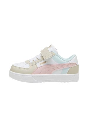 Baskets Puma avec un schéma de couleurs blanc, beige et pastel, dotées d'une sangle en velcro et d'une semelle en caoutchouc texturée. Accent u avec un logo.