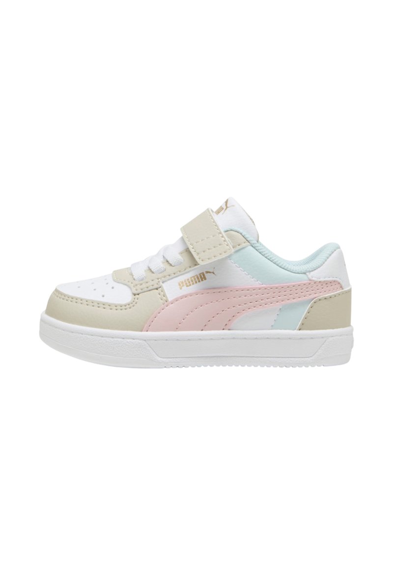 Sneakers Puma con una combinazione di colori bianco, beige e pastello, dotati di una fascia in velcro e una suola in gomma testurizzata. Accentuati con un logo.
