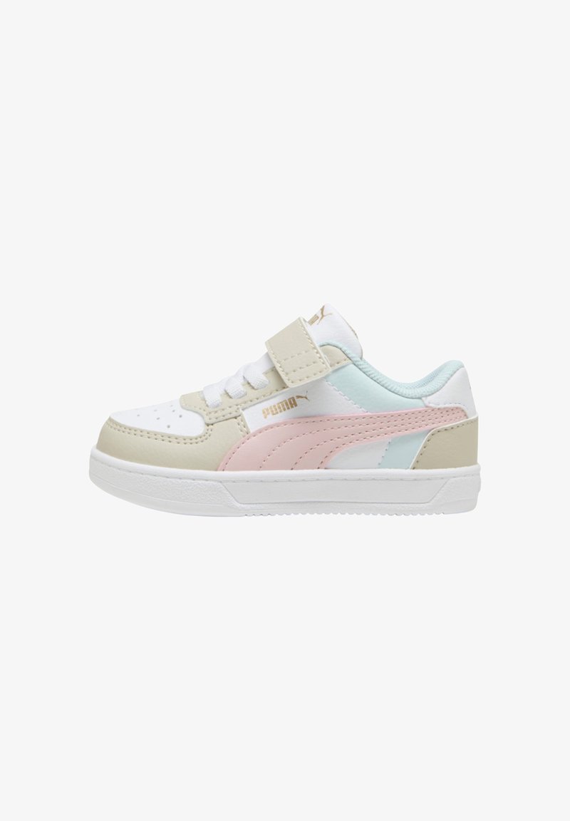 Zapatillas Puma que presentan una combinación de colores blanco, beige y tonos pasteles, con una correa de velcro y suela de goma texturizada. Con logo como acento.
