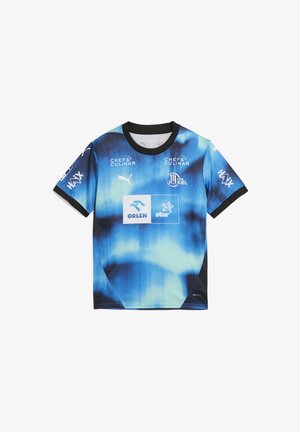 Jersey de manga corta con un diseño degradado en azul y teal, ribete negro, y múltiples logotipos, incluyendo Puma y patrocinadores en la parte frontal.
