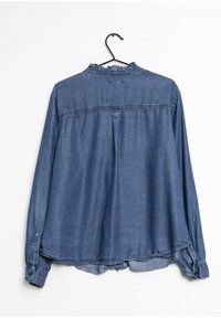 Chemise en denim bleu moyen, manches longues, col froncé, poignets à boutons, d étail de pli au dos, ourlet légèrement incurvé, texture douce.