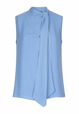 Blusa senza maniche di un azzurro chiaro con collo alto e dettaglio drappeggiato a nodo nella parte anteriore, realizzata in un tessuto liscio con una texture morbida.