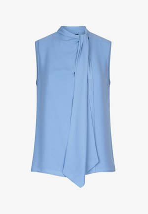 Blusa senza maniche di un azzurro chiaro con collo alto e dettaglio drappeggiato a nodo nella parte anteriore, realizzata in un tessuto liscio con una texture morbida.