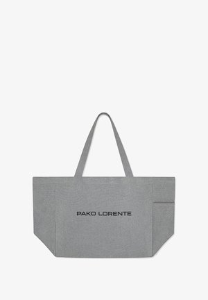 Szara torba materiałowa z dwoma ramiączkami, prostokątna, z wyraźnym czarnym logo "PAKO LORENTE" i kieszenią boczną.