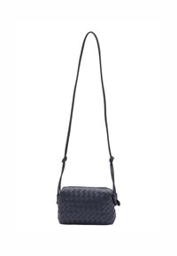 Borsa a tracolla in pelle intrecciata di colore blu navy, con forma rettangolare, tracolla regolabile e chiusura con zip. Presenta un design testurizzato e intrecciato.