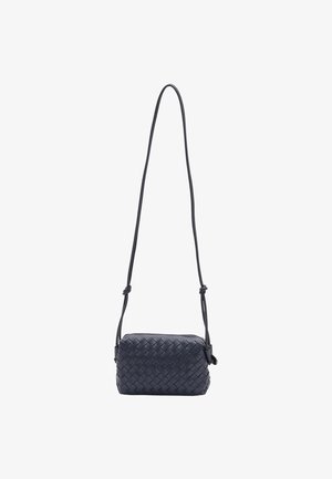 Geantă de umăr din piele împletită de culoare bleumarin, cu formă rectangulară, curea ajustabilă și închidere cu fermoar. Dispune de un design texturat, împletit.