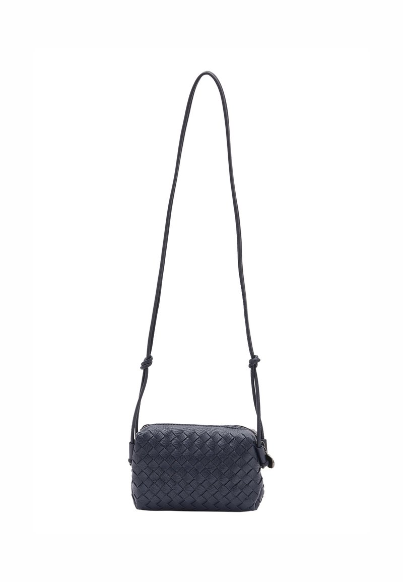 Navy modrý pletený kožený crossbody batoh obdélníkového tvaru, s nastavitelným popruhem a zipovým uzávěrem. Má texturovaný, pletený design.