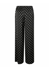 Melnas bikses ar brīvu pieguvi, elastīgu jostu un baltu punktiņu rakstu. Audums izskatās gluds un viegls.