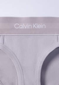 Ανοιχτό γκρι μποξεράκια Calvin Klein με ριμπ ζώνη μέσης και λευκό λογότυπο στο κέντρο του ελαστικού ιμάντα.