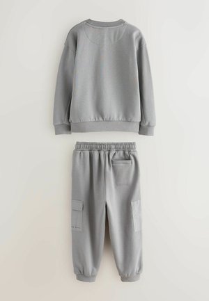 Sivá mikina s okrúhlym výstrihom a ribbed manžetami, kombinovaná s rovnakými teplákmi s elastickým pásom a cargo vreckami.