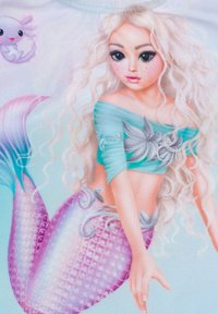 Meeresjungfrau-Thema-Design mit einer Figur, die lange, lockige, hellblonde Haare hat, ein türkisfarbenes Oberteil trägt und einen lila, schuppenartigen Schwanz besitzt.