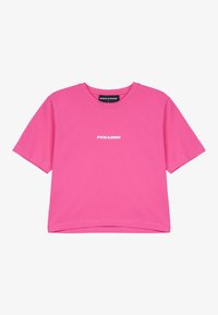 Korte roze katoenen t-shirt met korte mouwen, ronde halslijn en het "PEGADOR" logo in het wit gedrukt op de voorkant. Verkorte ontwerp.