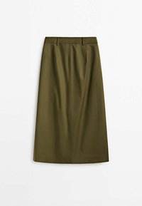 Jupe longueur genou vert olive avec passants pour ceinture, coupe droite et design simple sur fond blanc.