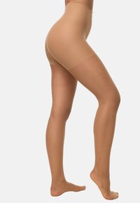 Huidkleurige doorschijnende panty met een gladde textuur, hoge tailleband en versterkte teen, die de beencontour van opzij toont.