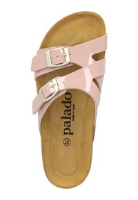Sandal in pelle sintetica rosa con due fibbie regolabili, un sottopiede in sughero e una suola marrone texturizzata. "palado" è stampato sulla soletta.