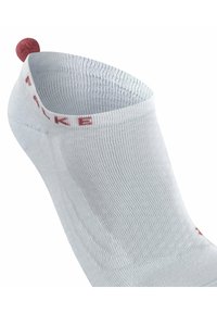 Białe skarpetki sięgające kostki, wykonane z miękkiego materiału o drobno dzianym wzorze. Posiadają kontrastowy akcent w kolorze różowo-czerwonym na pięcie oraz logo marki.